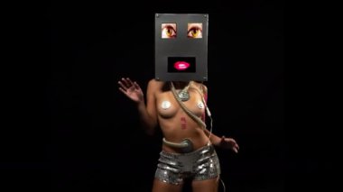 Siyah arka planda robot kafa maskesinde dans seksi kadın