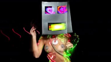 Seksi kadın robot kafa maskesi alanına taşıma