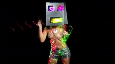 Seksi kadın robot kafa maskesi alanına taşıma