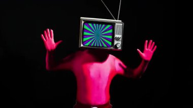 Siyah arka planda kafaüzerinde televizyon ile hareket eden adam