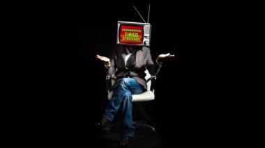 İşadamı ile televizyon başındaki siyah arka plan üzerine