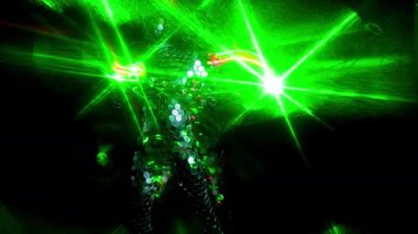 Neon ışıkları ile parlak ayna elbiseli dans adam