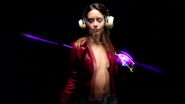 Kobieta Zabytkowych Słuchawkach Tańczy Neonami — Wideo stockowe