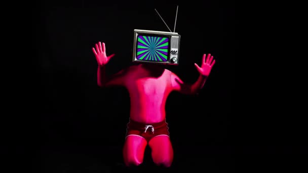 Człowiek Porusza Się Telewizji Głowie Czarnym Tle — Wideo stockowe