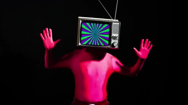 Άνθρωπος Κινείται Την Τηλεόραση Στο Κεφάλι Μαύρο Φόντο — Αρχείο Βίντεο