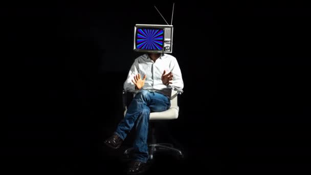 Man Met Televisie Hoofd Zwarte Achtergrond — Stockvideo
