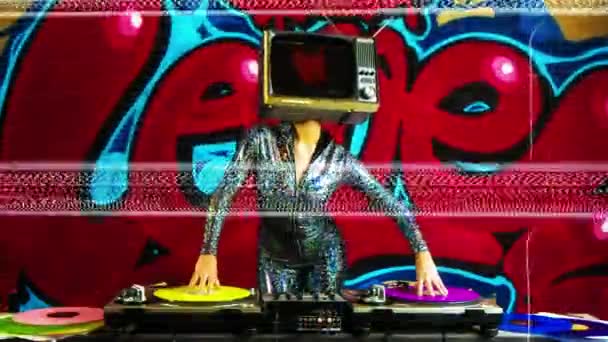 Vrouw Met Hoofd Djing Tegen Graffiti — Stockvideo