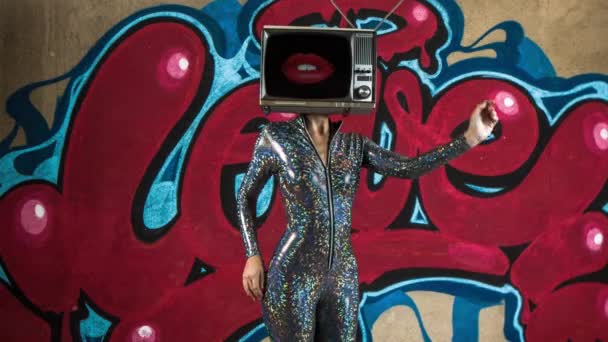 Жінка Телевізором Голові Танцює Проти Графіті — стокове відео