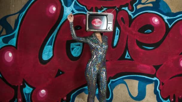 Mujer Con Televisión Cabeza Bailando Contra Graffiti — Vídeos de Stock