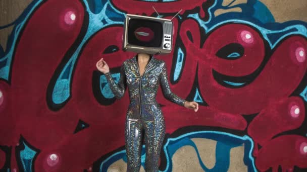 Жінка Телевізором Голові Танцює Проти Графіті — стокове відео