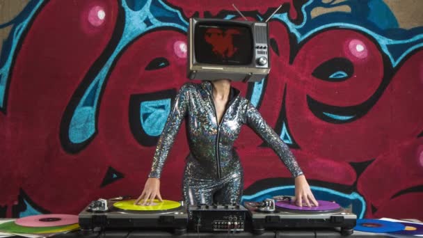 Frau Mit Fernseher Auf Dem Kopf Tanzt Gegen Graffiti — Stockvideo