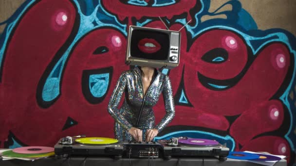 Mujer Con Cabeza Djing Bailando Contra Graffiti — Vídeos de Stock