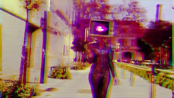 Женщина Телевизором Голове Ходить Улице Города — стоковое видео