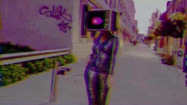 妇女与电视在头走在城市街道 — 图库视频影像