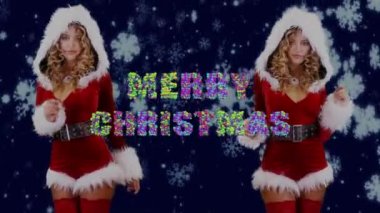 Noel Baba kostümlü, mutlu Noeller mesajlı bir kadın.