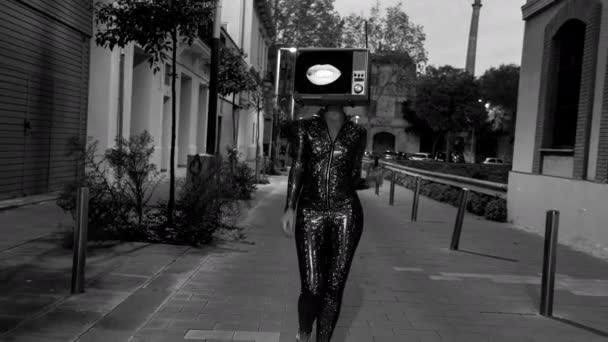 Mujer Con Cabeza Caminando Por Calle Ciudad — Vídeos de Stock