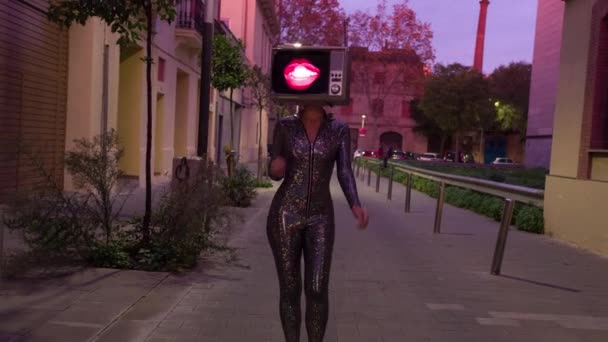 妇女与电视在头走在城市街道 — 图库视频影像