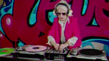 Kulaklık djing grafiti karşı kadın kıdemli