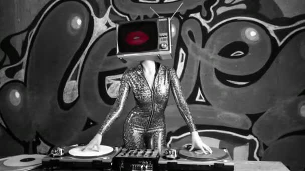 Donna Sexy Con Sulla Testa Djing Contro Graffiti — Video Stock