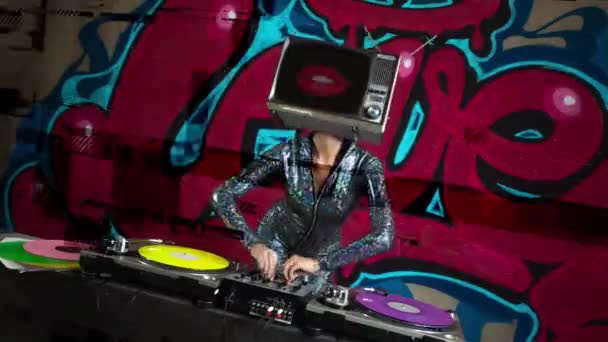 Mujer Con Cabeza Djing Con Graffiti Fondo — Vídeos de Stock