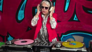 Kulaklık djing grafiti karşı kadın kıdemli