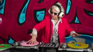 Kulaklık djing grafiti karşı kadın kıdemli