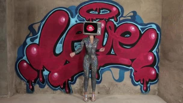Donna Sexy Con Testa Che Muove Contro Graffiti — Video Stock