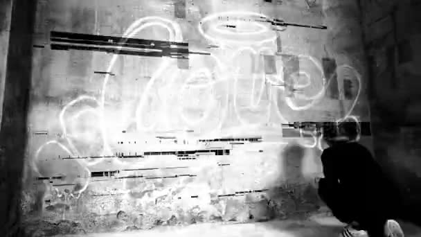 コンクリートの壁にアーティスト噴霧単語のタイムラプス大好き — ストック動画