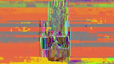 Parlak arka planda güneş gözlüğü ananas