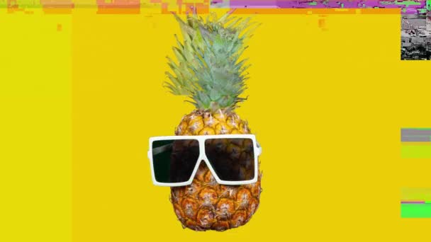 Ananas Zonnebril Heldere Achtergrond — Stockvideo