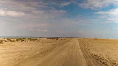 İspanya'da Akdeniz kıyısında kumlu plaj görünümü