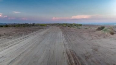 Gün batımında Akdeniz kıyısında kumlu plaj manzarası, İspanya