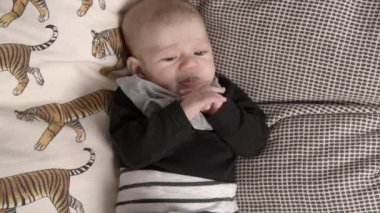 Kanepede yatan kız bebek yakın çekim