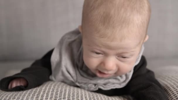 Närbild Baby Girl Liggande Soffan — Stockvideo