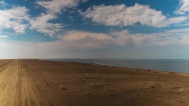 İspanya'da Akdeniz kıyısında sahil boyunca sürüş Araç