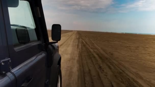 在沙滩上行驶时 摄像头连接到车辆前部 — 图库视频影像