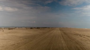 İspanya'da Akdeniz kıyısında kumlu plaj görünümü