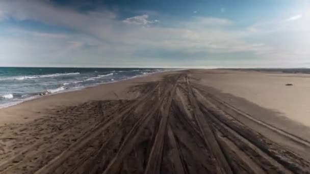 スペインの地中海沿岸のビーチに沿って運転する車両 — ストック動画