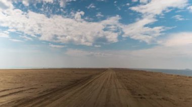 İspanya'da Akdeniz kıyısında kumlu plaj görünümü