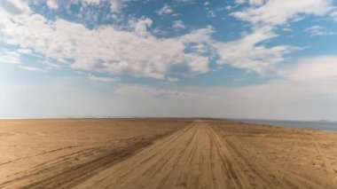 İspanya'da Akdeniz kıyısında kumlu plaj görünümü