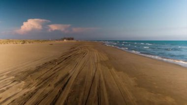 İspanya'da Akdeniz kıyısında sahil boyunca sürüş Araç