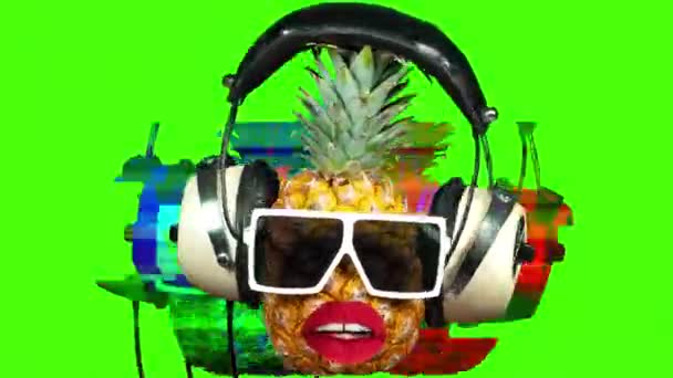 Ananas Zonnebril Hoofdtelefoon Met Bewegende Vrouwelijke Lippen — Stockvideo