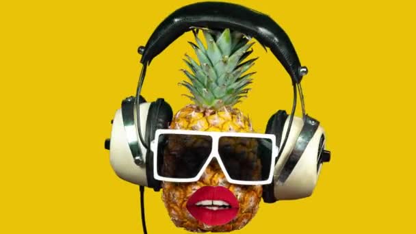 Ananas Zonnebril Hoofdtelefoon Met Bewegende Vrouwelijke Lippen — Stockvideo