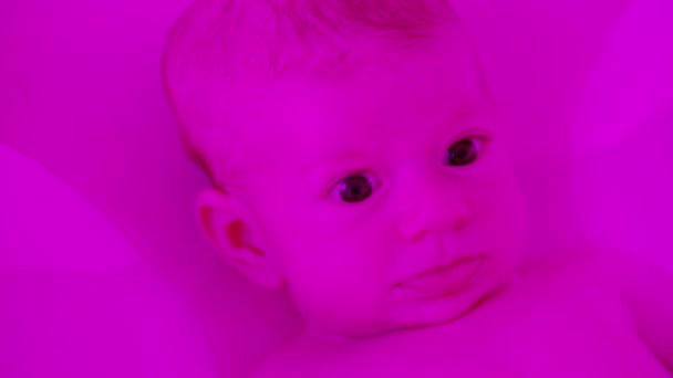 女の赤ちゃんの入浴のクローズアップ — ストック動画