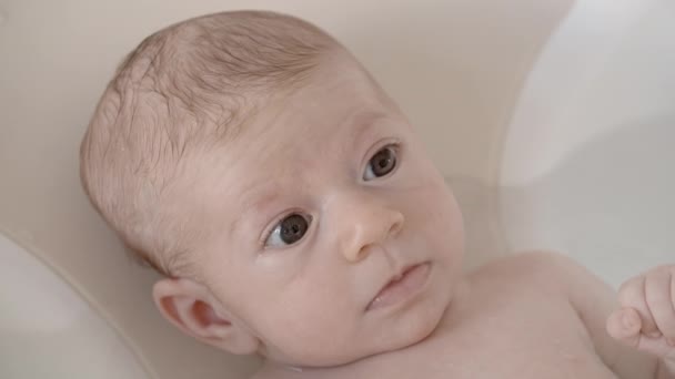 Close Van Baby Meisje Zwemmen — Stockvideo