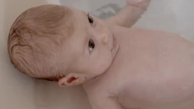 Kız bebek banyo yakın çekim