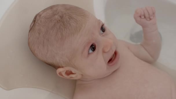 Primer Plano Niña Bañándose — Vídeos de Stock