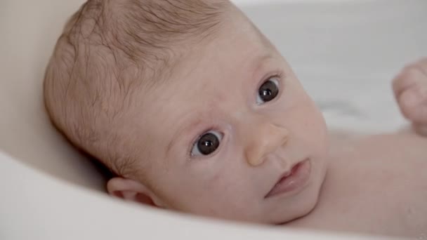 女婴洗澡特写 — 图库视频影像