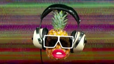 Hareketli kadın dudakları ile güneş gözlüğü ve kulaklık ananas