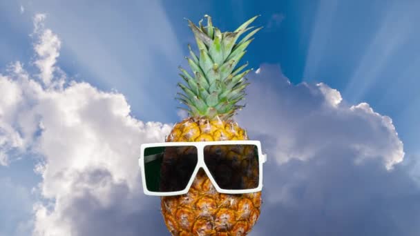 Jak Přesunout Ananas Slunečních Brýlí Nebe Pozadí — Stock video